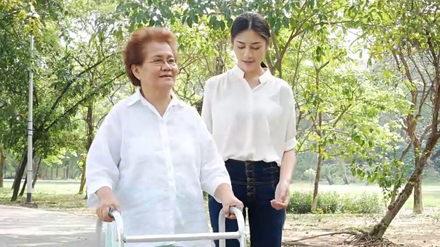 詳情圖-女性照顧年長的女性病人。女人幫她在花園里散步。