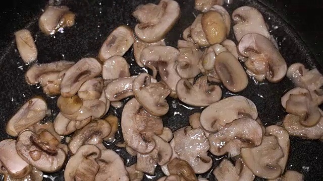 开胃蘑菇在平底锅里炸，特写