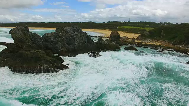 海浪沿着岩石向前移动