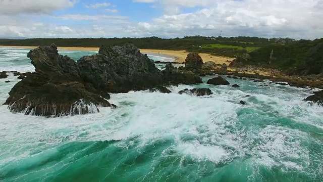詳情圖-海浪沿著巖石向前移動(dòng)