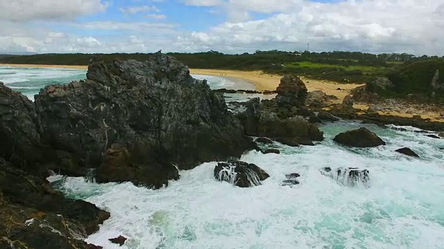 詳情圖-海浪沿著巖石向前移動(dòng)