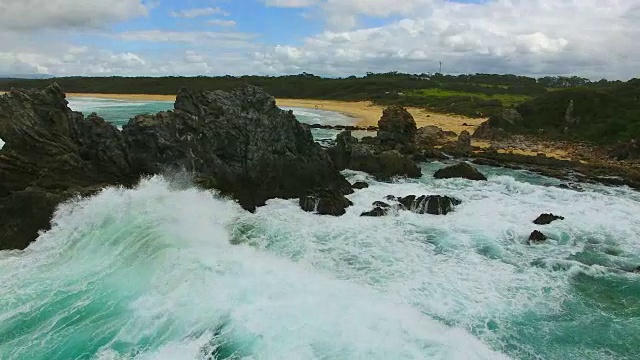 詳情圖-海浪沿著巖石向前移動(dòng)