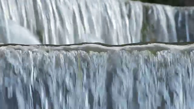 河流的水流，在河流的诞生中奔流