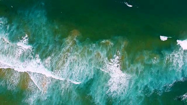 飞过岩石和海浪