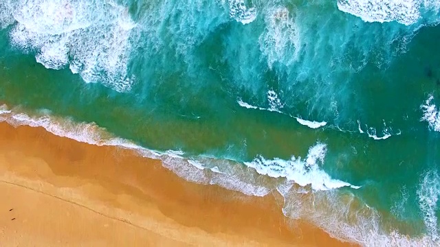 詳情圖-飛過巖石和海浪