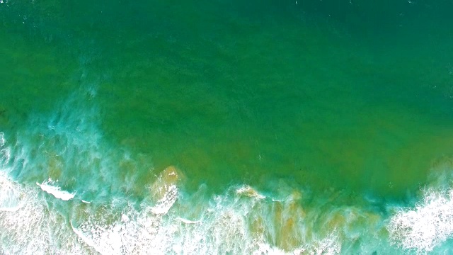 詳情圖-飛過巖石和海浪