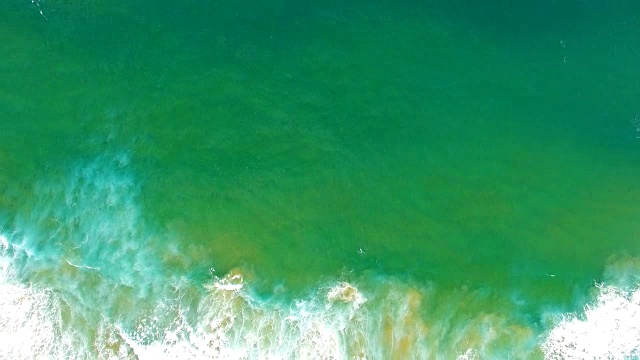 詳情圖-飛過巖石和海浪