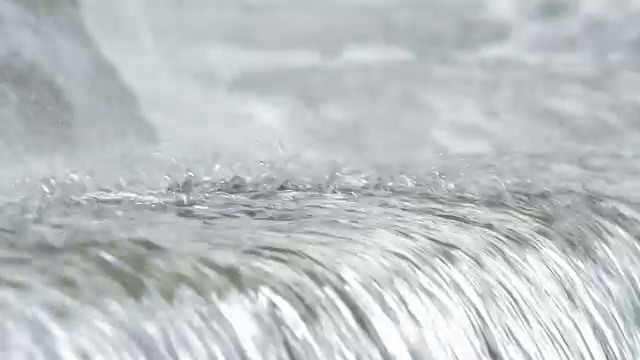 河流的流水，在河流的诞生中奔流