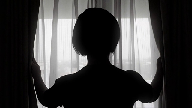 詳情圖-背光女人在城市拉開窗簾。