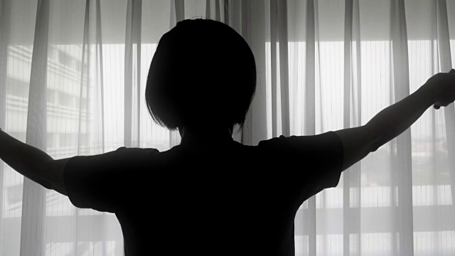詳情圖-背光女人在城市拉開窗簾。