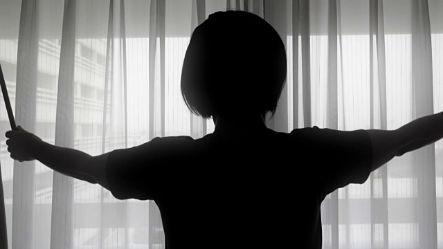 詳情圖-背光女人在城市拉開窗簾。