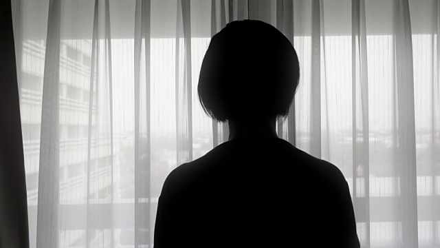 詳情圖-背光女人在城市拉開窗簾。