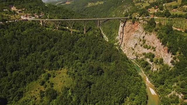 从上面看塔拉河峡谷。黑山。空中无人机视频