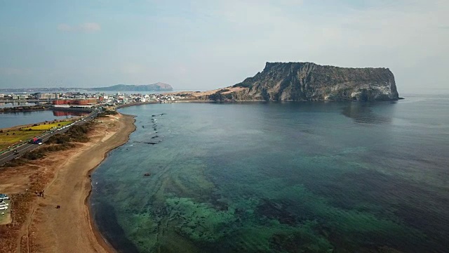 鸟瞰韩国济州岛城山一chilbong的日出