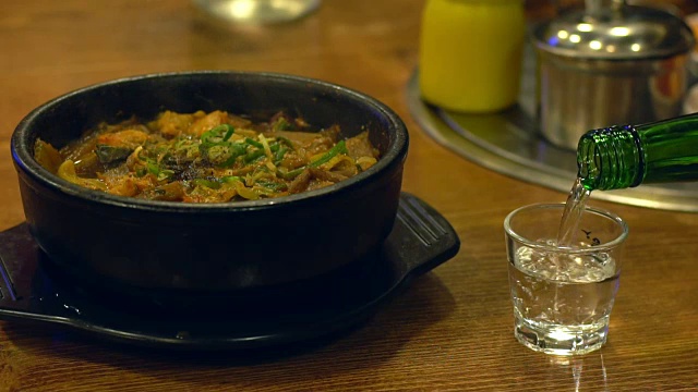 烧酒韩国食物。
