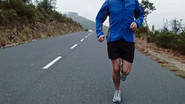 跑步者在凉爽的早晨在安静的道路上锻炼