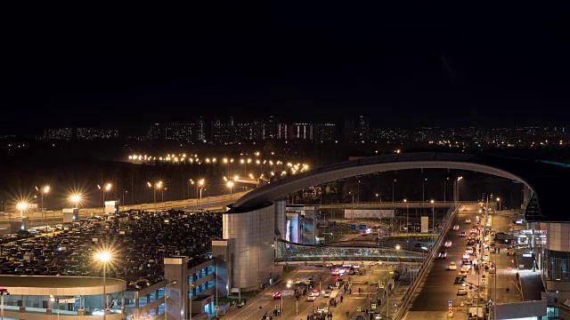 在夜晚照亮的城市里，一段时间的繁忙汽车交通
