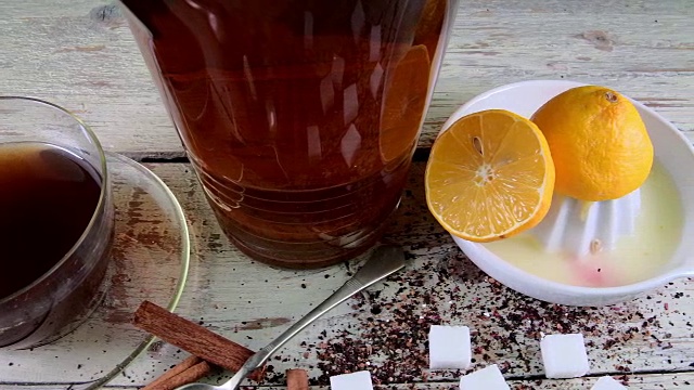 红茶，手工柠檬压榨机。一壶红茶和方糖。
