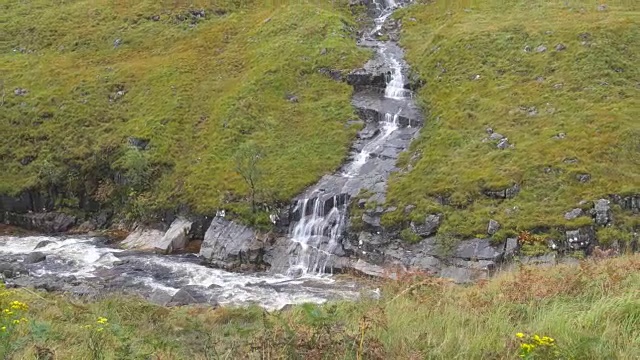 苏格兰高地山谷中的野生瀑布