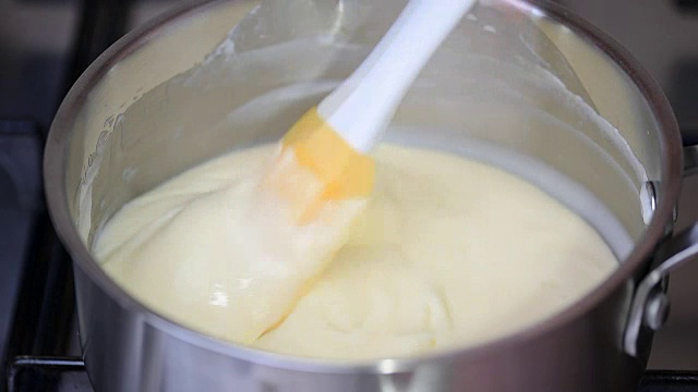 在一个小平底锅中加入鸡蛋，糖，牛奶和奶油，制作奶油蛋糕
