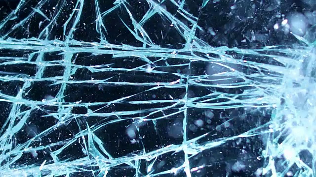 详情图-用锤子击碎玻璃。打破和破解屏幕上的垃圾摇滚背景在4K