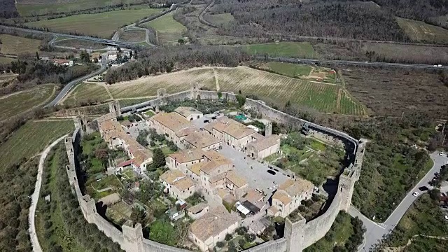 Monteriggioni,锡耶纳,意大利。无人机航拍下了这个美妙的中世纪村庄。意大利托斯卡纳