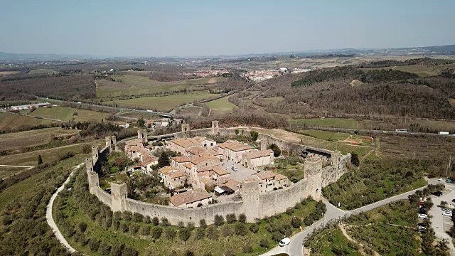 Monteriggioni,锡耶纳,意大利。无人机航拍下了这个美妙的中世纪村庄。意大利托斯卡纳