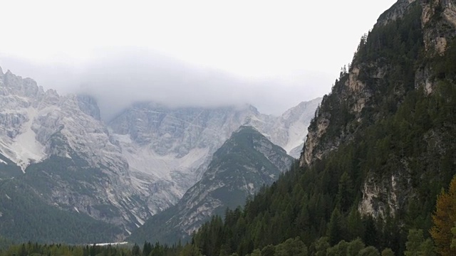 壮丽的意大利阿尔卑斯山和山上清澈的湖水。山川自然全景。意大利的山湖