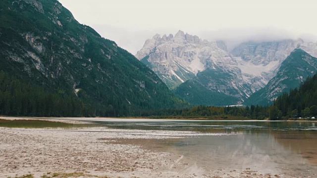 壮丽的意大利阿尔卑斯山和山上清澈的湖水。山川自然全景。意大利的山湖