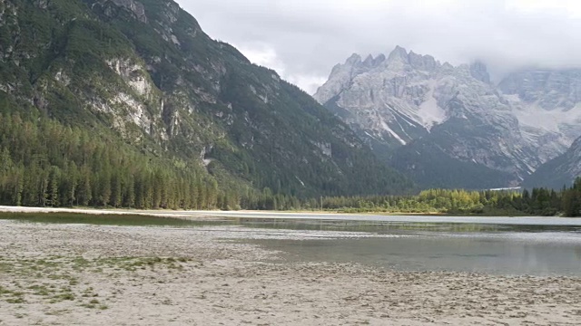 壮丽的意大利阿尔卑斯山和山上清澈的湖水。山川自然全景。意大利的山湖