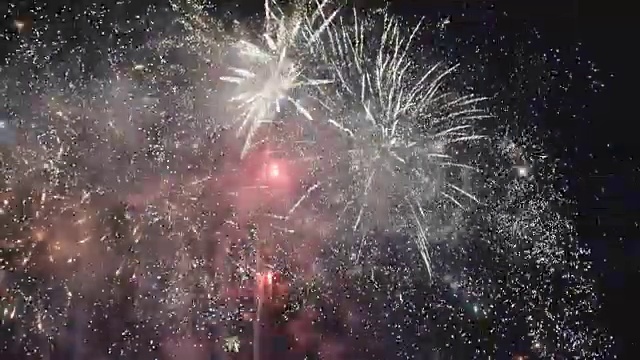 詳情圖-煙花用炫目的表演點亮了黑暗的天空。