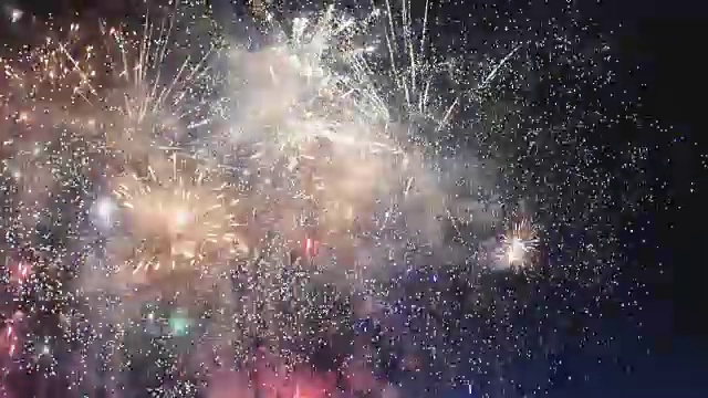 詳情圖-煙花用炫目的表演點亮了黑暗的天空。