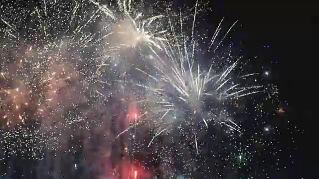 詳情圖-煙花用炫目的表演點亮了黑暗的天空。