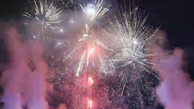 詳情圖-煙花用炫目的表演點亮了黑暗的天空。