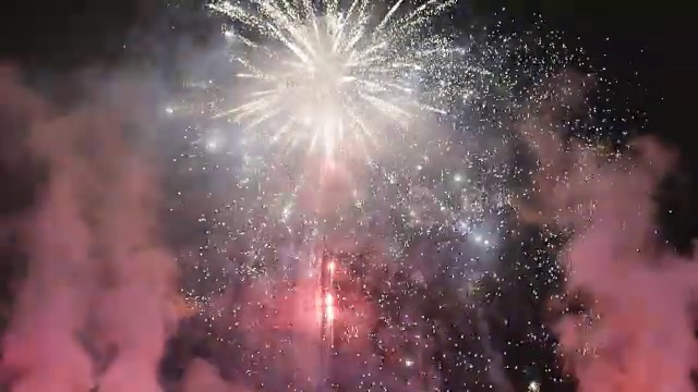詳情圖-煙花用炫目的表演點亮了黑暗的天空。