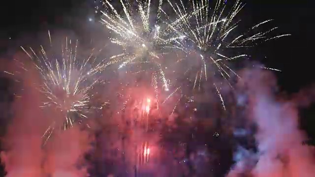 詳情圖-煙花用炫目的表演點亮了黑暗的天空。