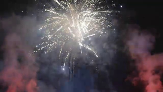 詳情圖-煙花用炫目的表演點亮了黑暗的天空。