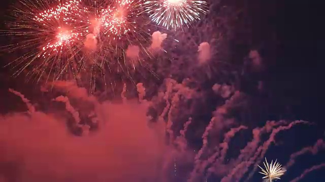 詳情圖-煙花用炫目的表演點(diǎn)亮了黑暗的天空。
