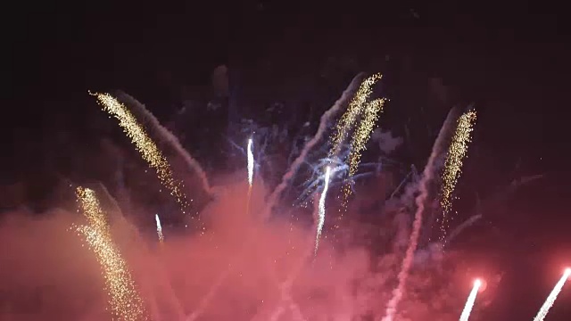 詳情圖-煙花用炫目的表演點(diǎn)亮了黑暗的天空。