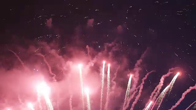 詳情圖-煙花用炫目的表演點(diǎn)亮了黑暗的天空。