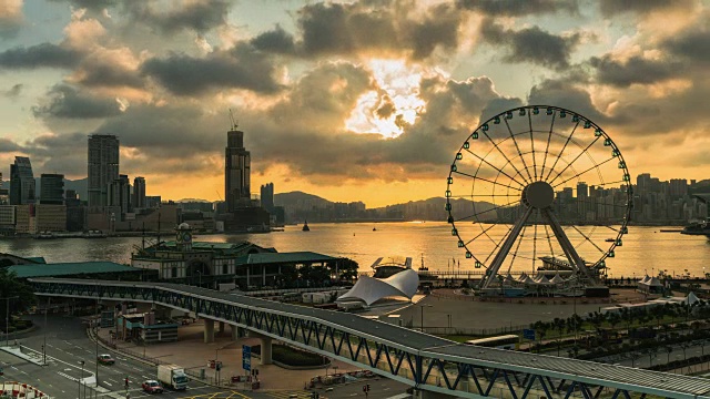 大摩天轮在香港城市的日出。