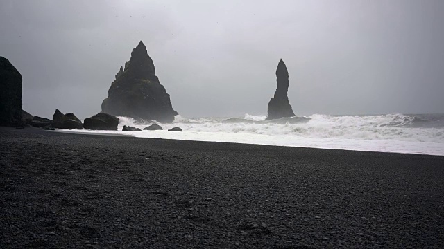 冰岛的黑海滩景观