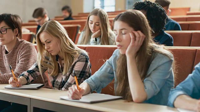 多民族学生在教室参加考试/测试。聪明的年轻人在大学学习。