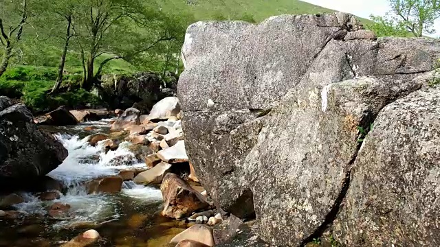 多莉拍摄的格兰埃蒂瀑布景观，苏格兰-英国
