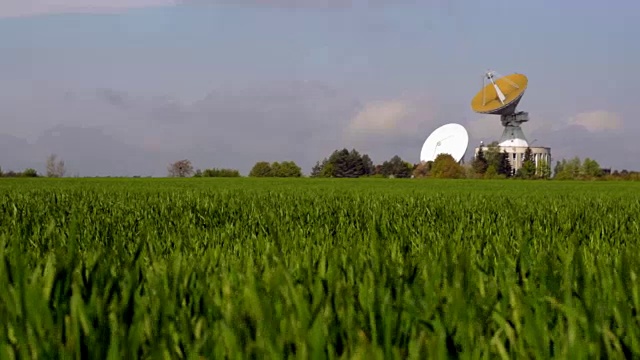 农村的卫星天线。宽阔绿地上的太空跟踪望远镜