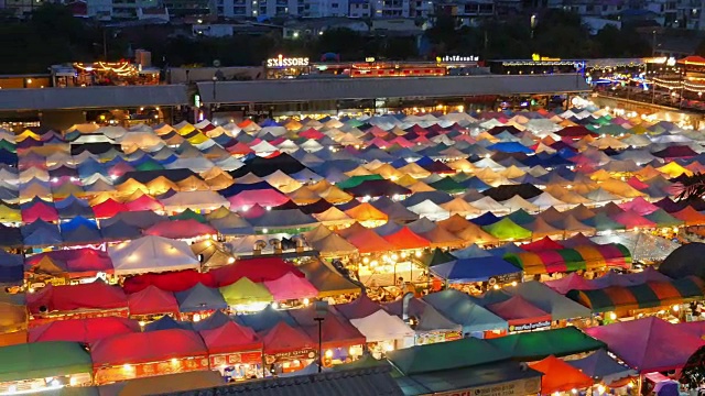 火车夜市Ratchada在黄昏市场有任何一种食物