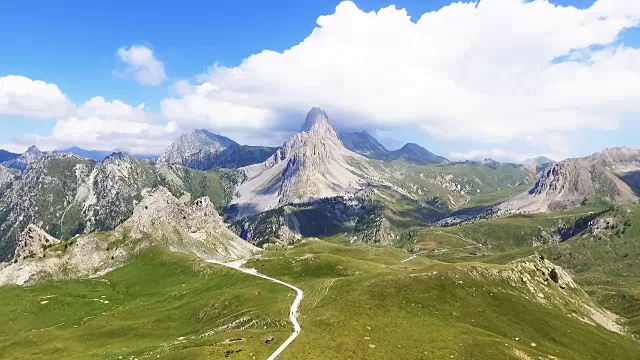 飞越绿色山谷在阿尔卑斯山，鸟瞰图