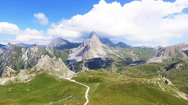 詳情圖-飛越綠色山谷在阿爾卑斯山，鳥瞰圖