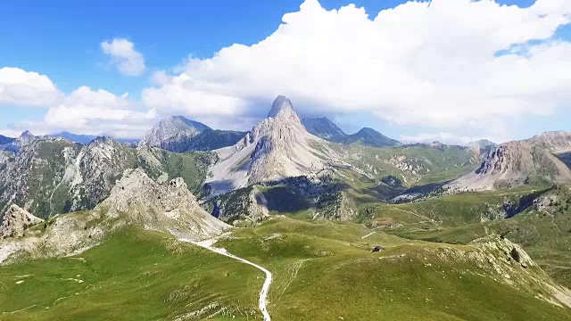 詳情圖-飛越綠色山谷在阿爾卑斯山，鳥瞰圖