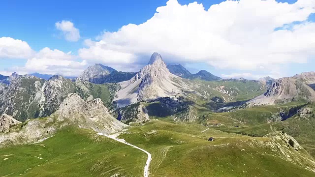 詳情圖-飛越綠色山谷在阿爾卑斯山，鳥瞰圖